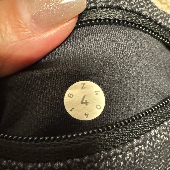 LULULEMON EUC SIZE 4 BLACK/GREY CHEVRON LEGGINGS - Picture 4 of 4